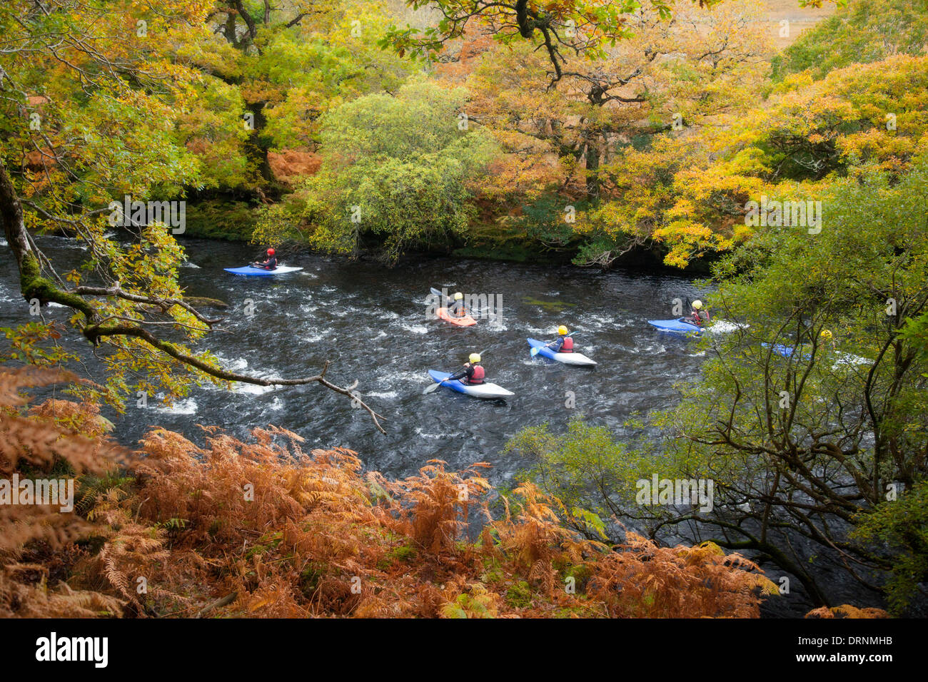 Kayakers sul fiume Owenmore, County Mayo, Irlanda. Foto Stock