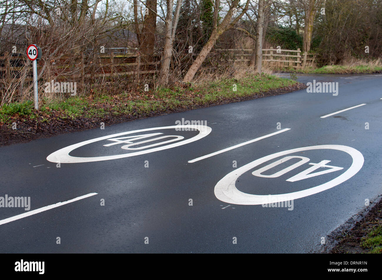 40 km/h il limite massimo di velocità marcature sulla strada, REGNO UNITO Foto Stock