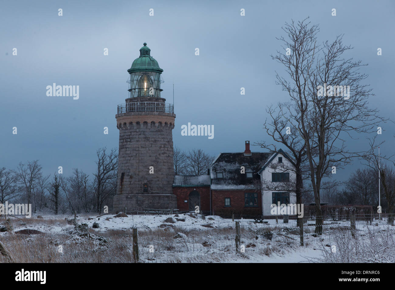 La casa di luce sul martello Knude al crepuscolo. L'inverno è arrivato e il terreno è coperto di neve. Foto Stock