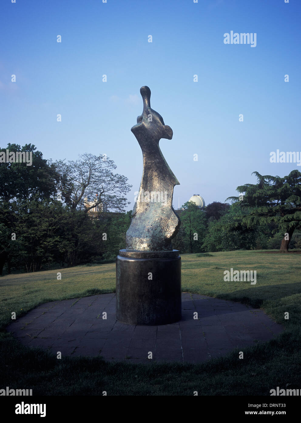 UK, Londra, il parco di Greenwich, scultura "grande standing figura: Knife Edge" di Henry Moore. Foto Stock