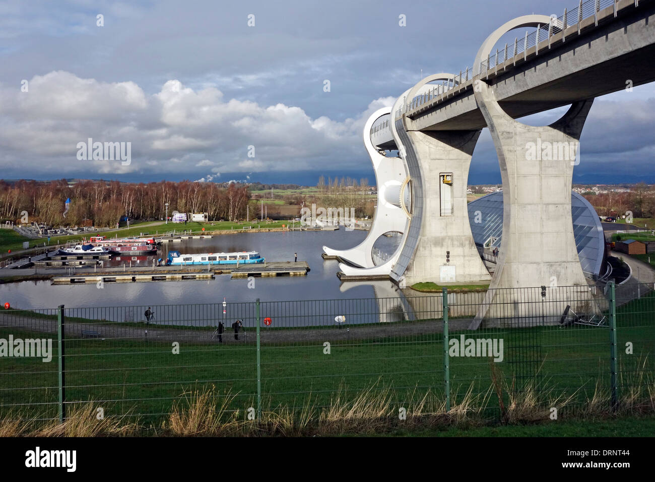 Una generale vista invernale del Falkirk Wheel attrazione turistica con barche ormeggiate nel bacino del canale Foto Stock