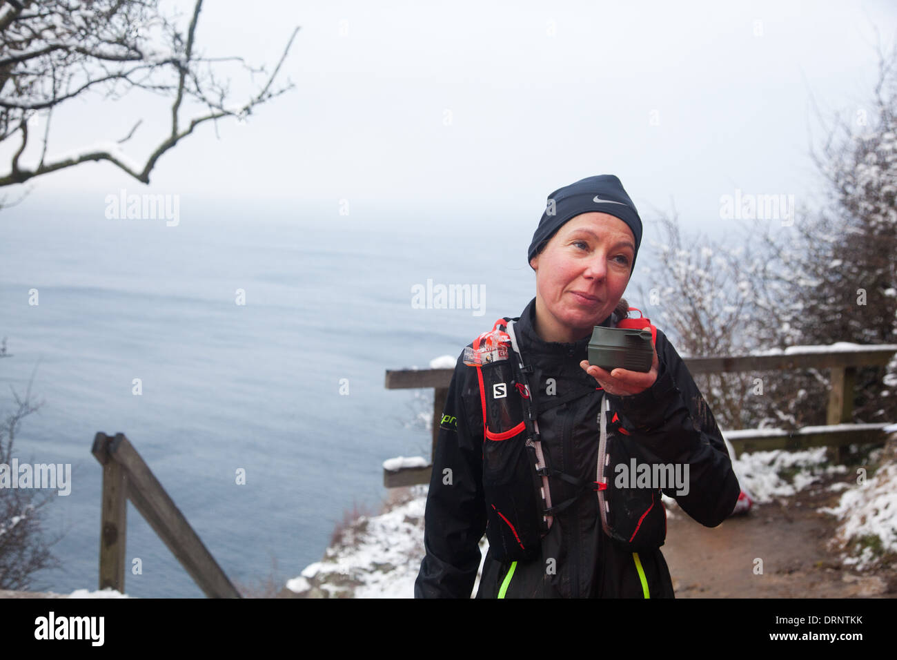 Un runner ha un drink e una breve pausa in cima alle scale che conducono a Jons Kapel. Foto Stock