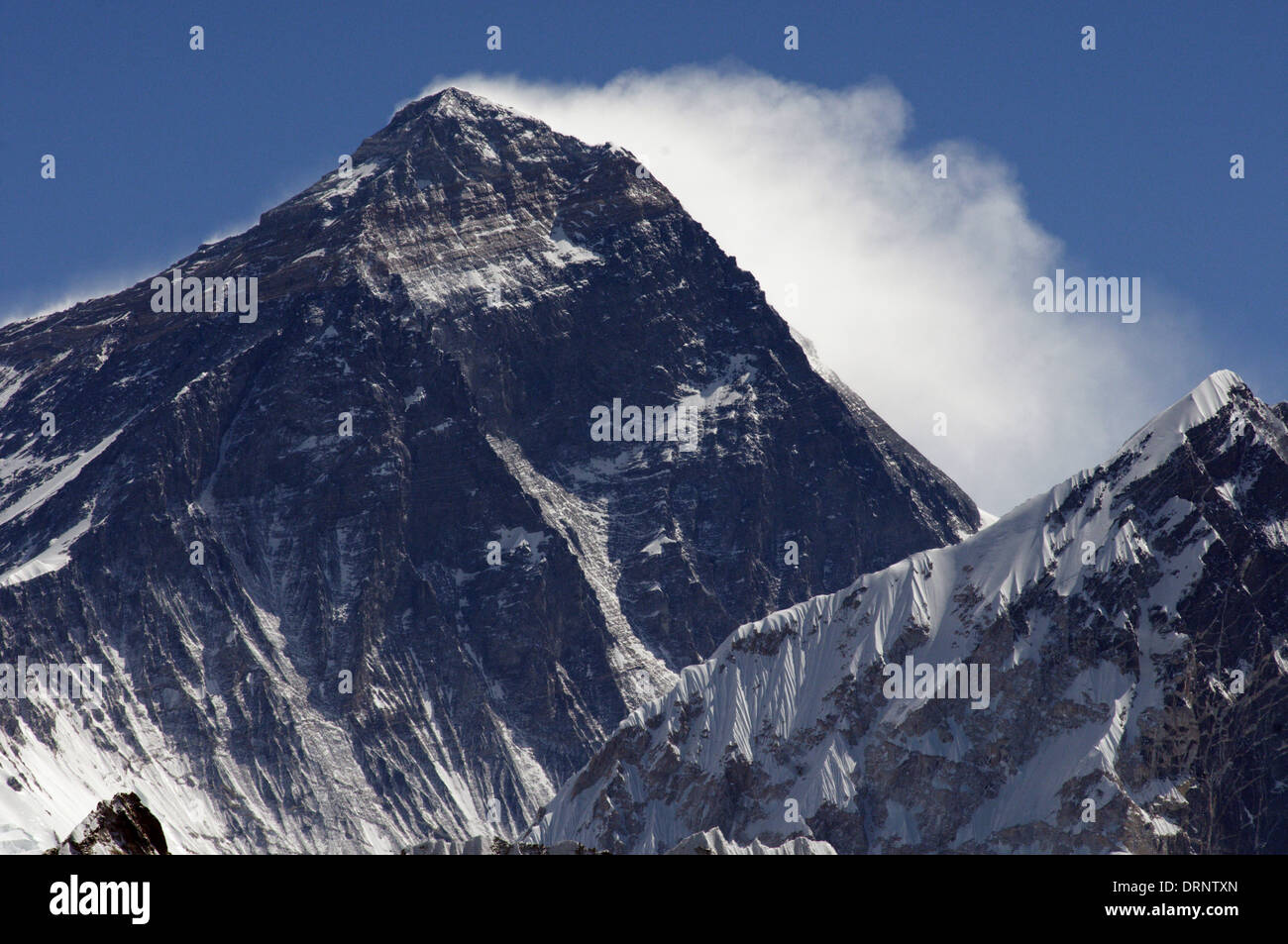 Il possente Sud Parete Ovest del monte Everest come visto da Gokyo Ri, Nepal himalaya Foto Stock