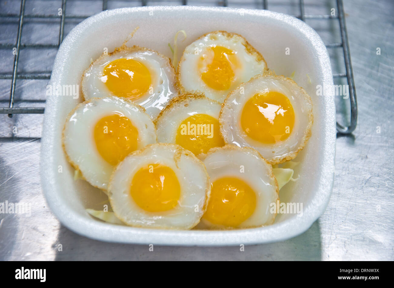 Frittura di uovo di quaglia per cibo sano Foto Stock