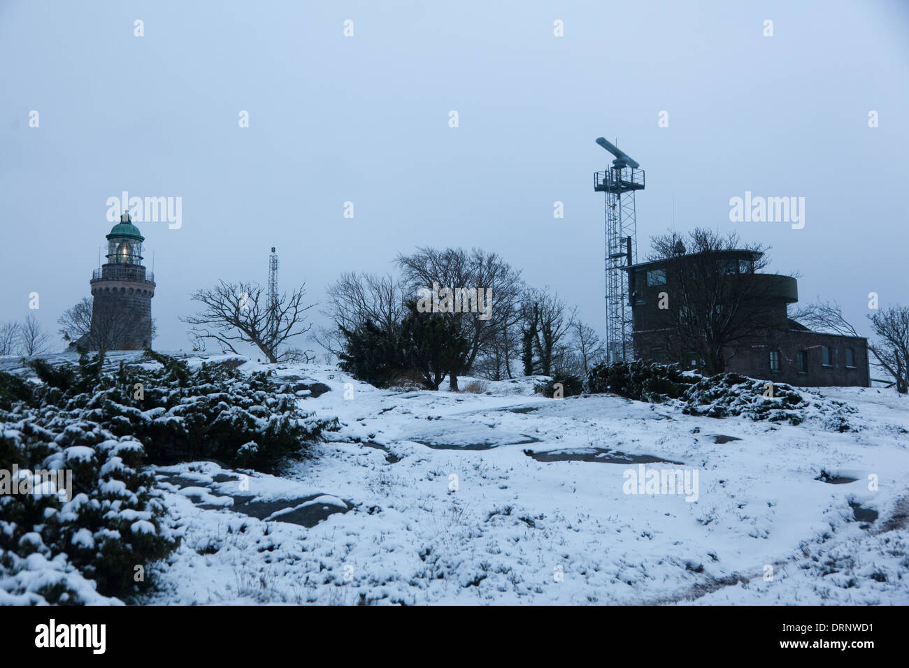 Martello Knude Light house si trova sulla cima di una collina sopra il mare. È inverno e il terreno è coperto di neve. Foto Stock