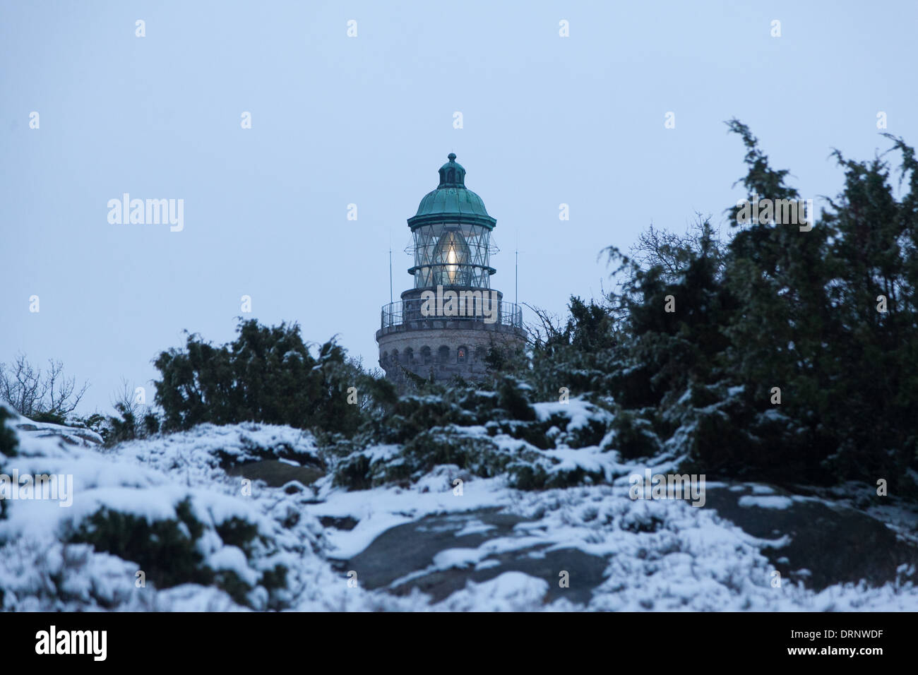 Martello Knude Light house si trova sulla cima di una collina sopra il mare. È inverno e il terreno è coperto di neve. Foto Stock