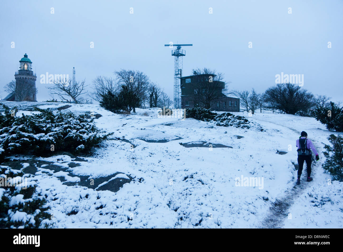 Un ritardo di runner arriva fino in cima alla collina verso la casa di luce sul martello Knude. Foto Stock