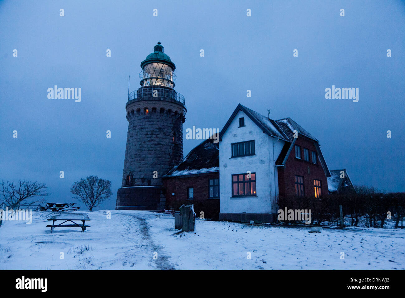 Martello Knude Light house su Bornholm al tramonto in inverno. La casa di luce è uno di Bornholm tante attrazioni turistiche in estate. Foto Stock