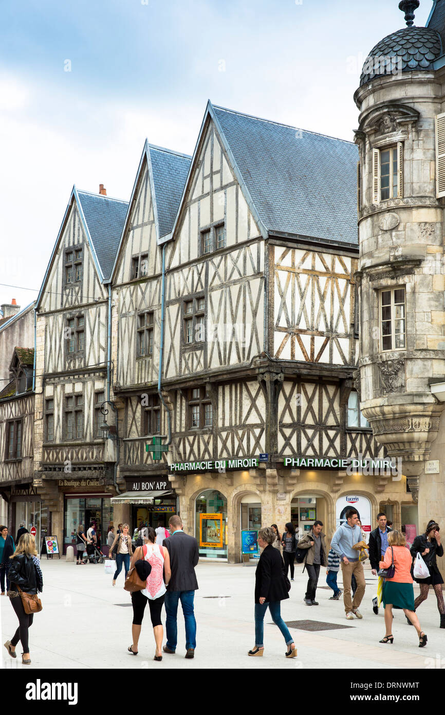 Edifici tradizionali in stile Tudor con struttura in legno in Rue de la Liberte, nella Digione medievale della regione della Borgogna, Francia Foto Stock