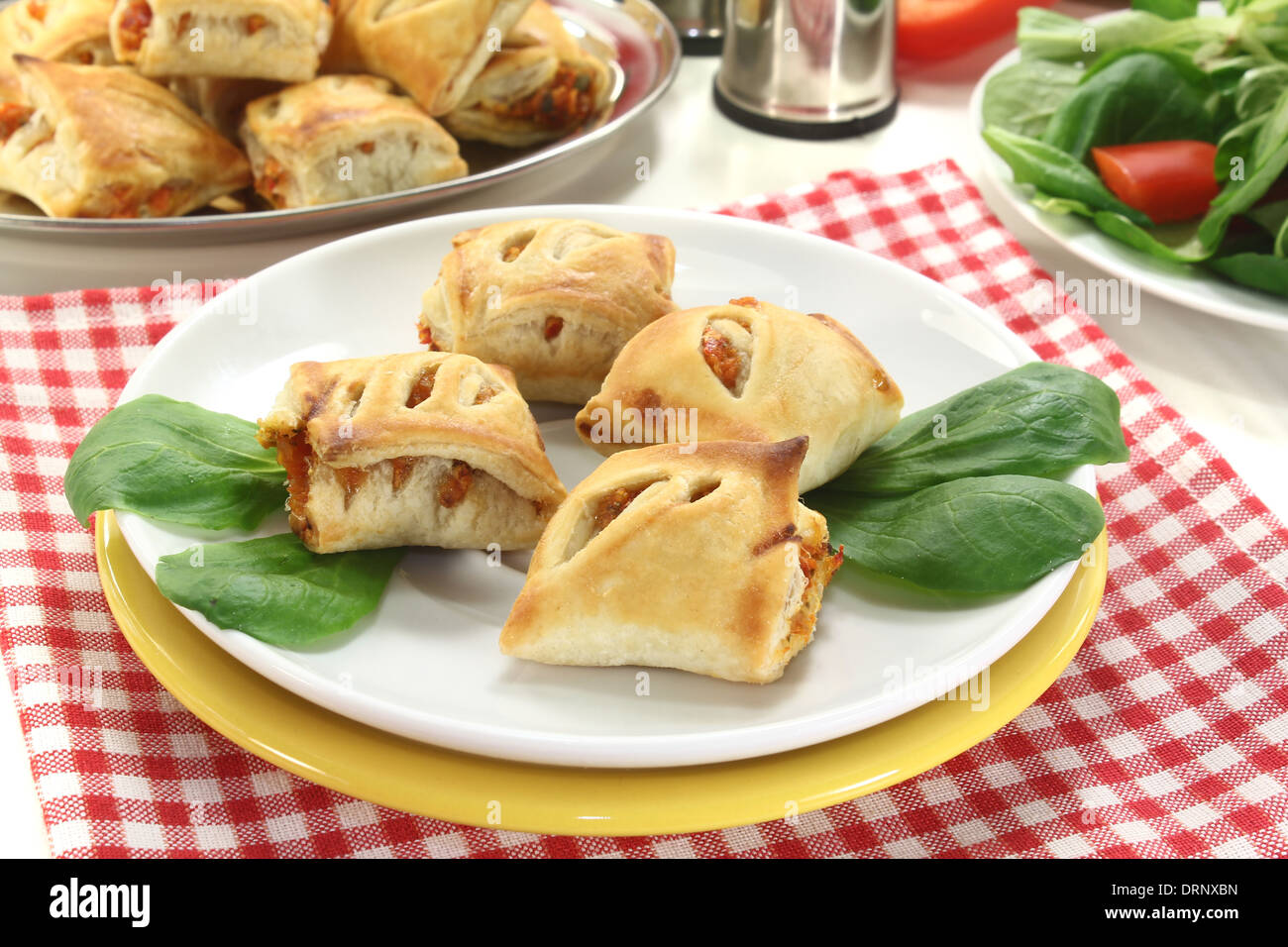 Pasta sfoglia con peperoni e ripieno di formaggio Foto Stock