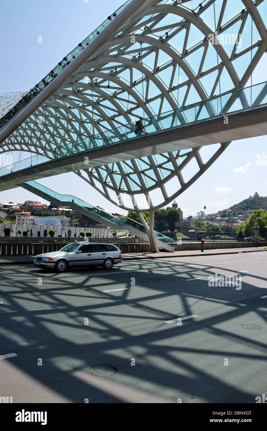Il ponte della pace, Tbilisi, Georgia - Agosto 2013 Foto Stock