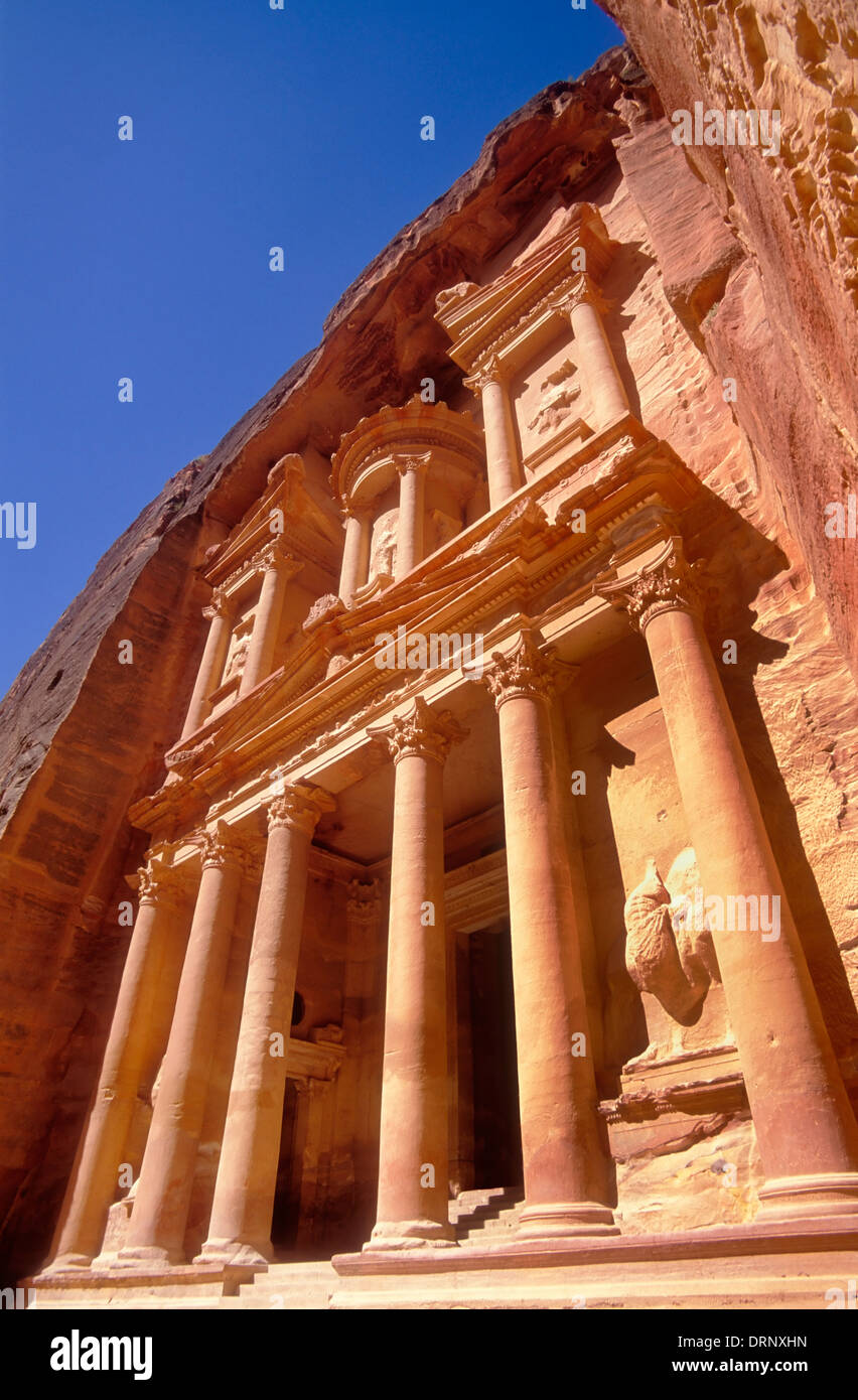 Anteriore facciata scolpita del tesoro Petra Giordania Petra tesoro al Khazneh il tesoro in oro rosa città di Petra Giordania Medio Oriente Foto Stock