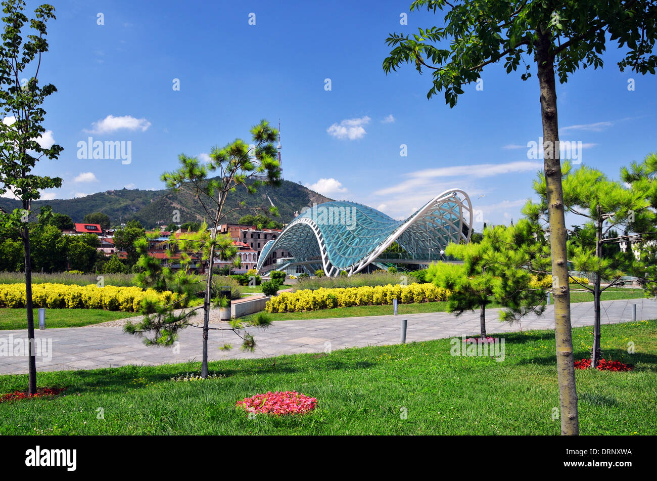 Il Ponte della Pace vista dal Parco Rike, Tbilisi, Georgia - Agosto 2013 Foto Stock