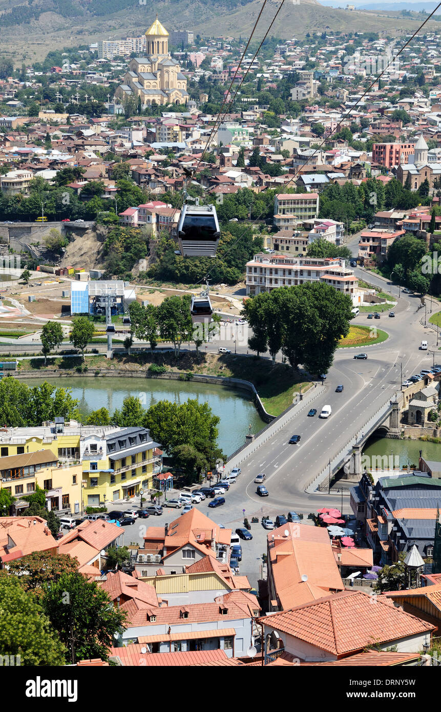 Panorama della città con la Chiesa di Metekhi e funivia, Tbilisi Foto Stock