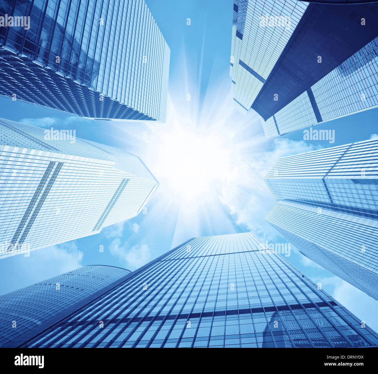 Grattacieli moderni e i riflessi del sole Foto Stock