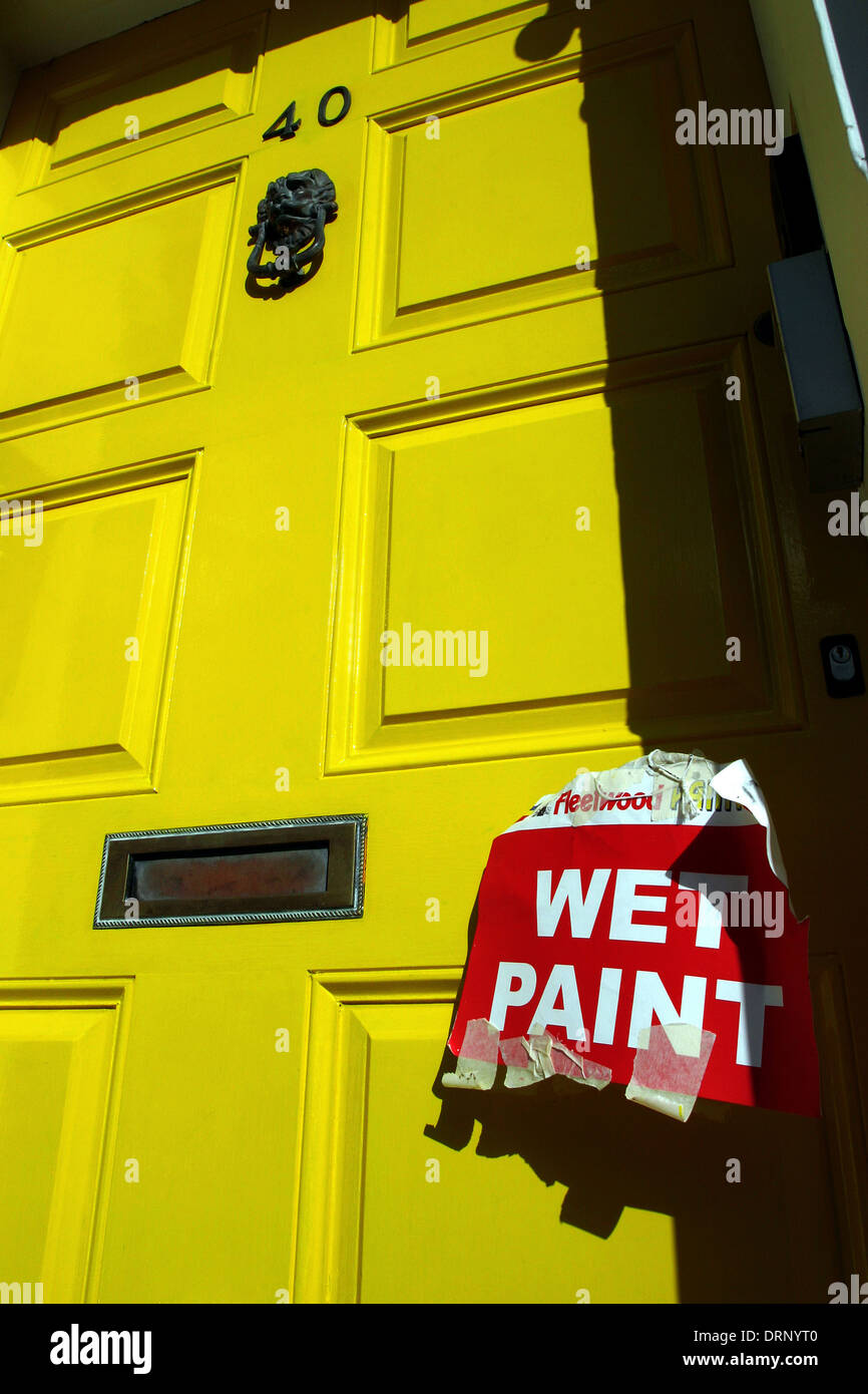 Una porta gialla appena verniciato in Dublino Foto Stock
