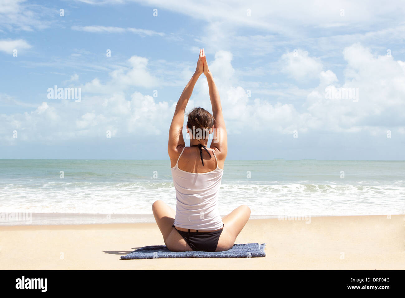 Esercizi yoga seduta con le gambe incrociate in vista posteriore Foto Stock