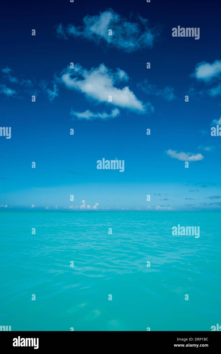Nessun onde nel mare turchino dei Caraibi sotto un cielo azzurro con poche nuvole. - Ottobre 2013. Foto Stock