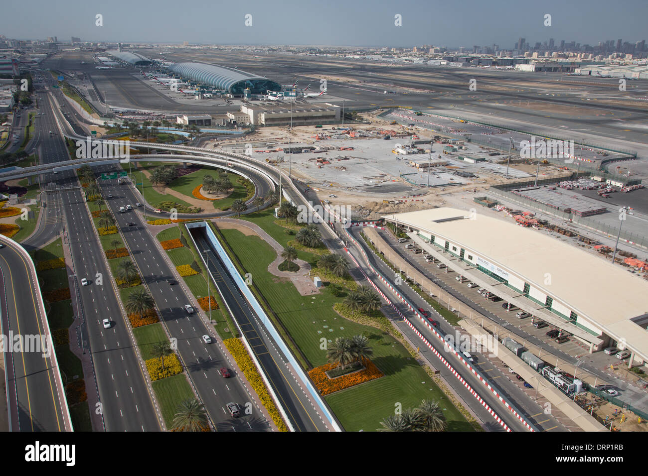 Foto aerea di Dubai negli Emirati Arabi Uniti. Aeroporto Internazionale di Dubai. Foto Stock
