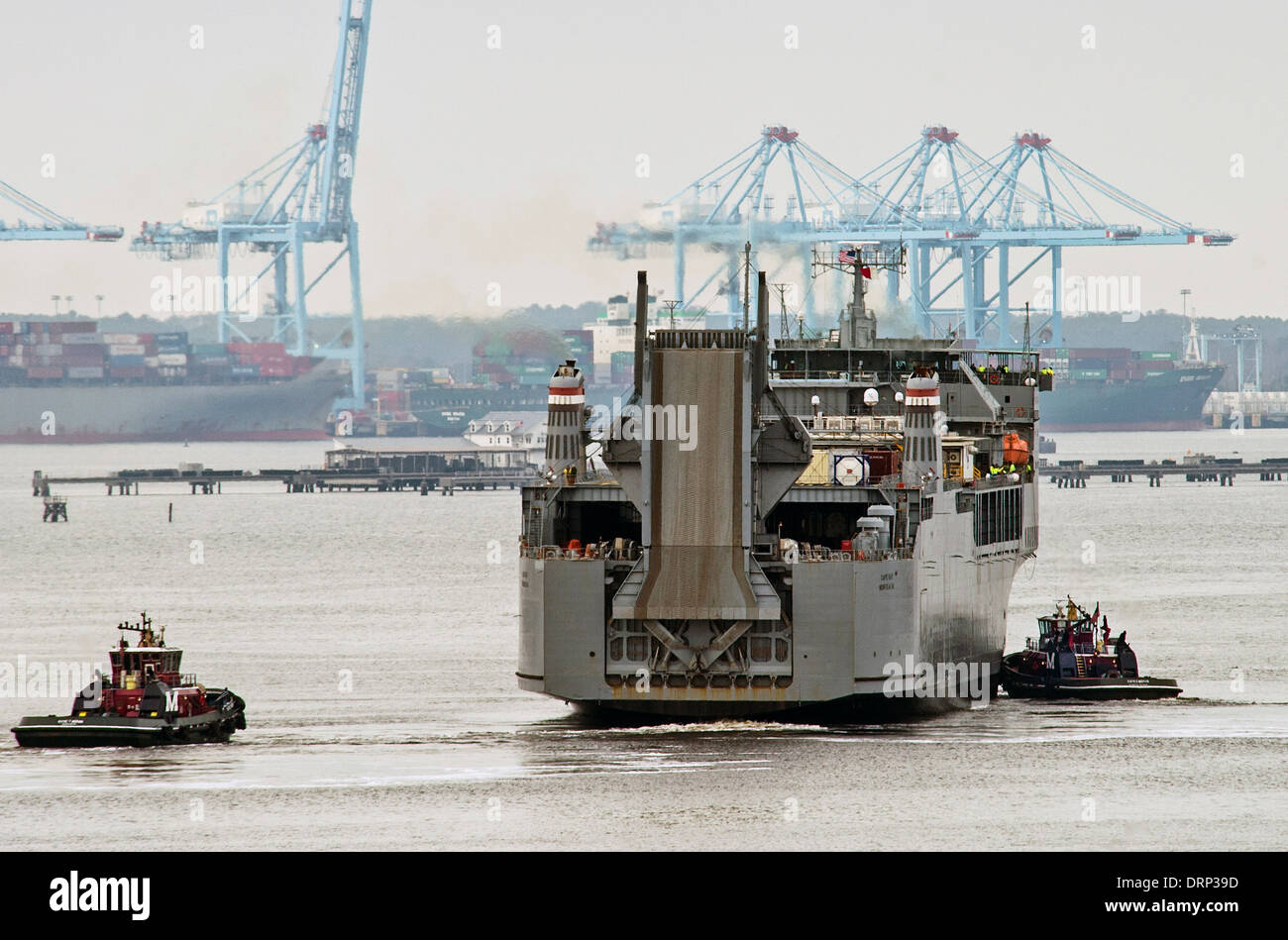 US Navy pronto forza di riserva il trasporto del veicolo nave Capo Ray tira fuori di Norfolk Naval Shipyard sul modo in Italia per iniziare l'elaborazione siriano armi chimiche Gennaio 10, 2014 a Portsmouth, Virginia. Il Capo Ray è stato equipaggiato con attrezzature per distruggere siriano armi chimiche in mare come parte di un accordo ONU. Foto Stock