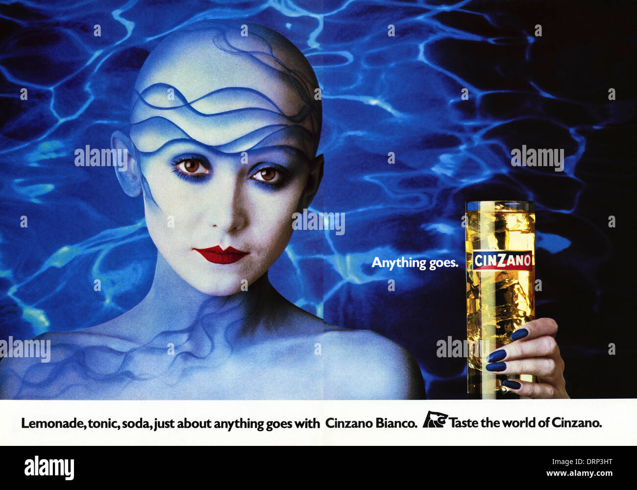 Negli anni ottanta la rivista di moda a doppia pagina di pubblicità pubblicità CINZANO BIANCO bere, annuncio circa 1983 Foto Stock