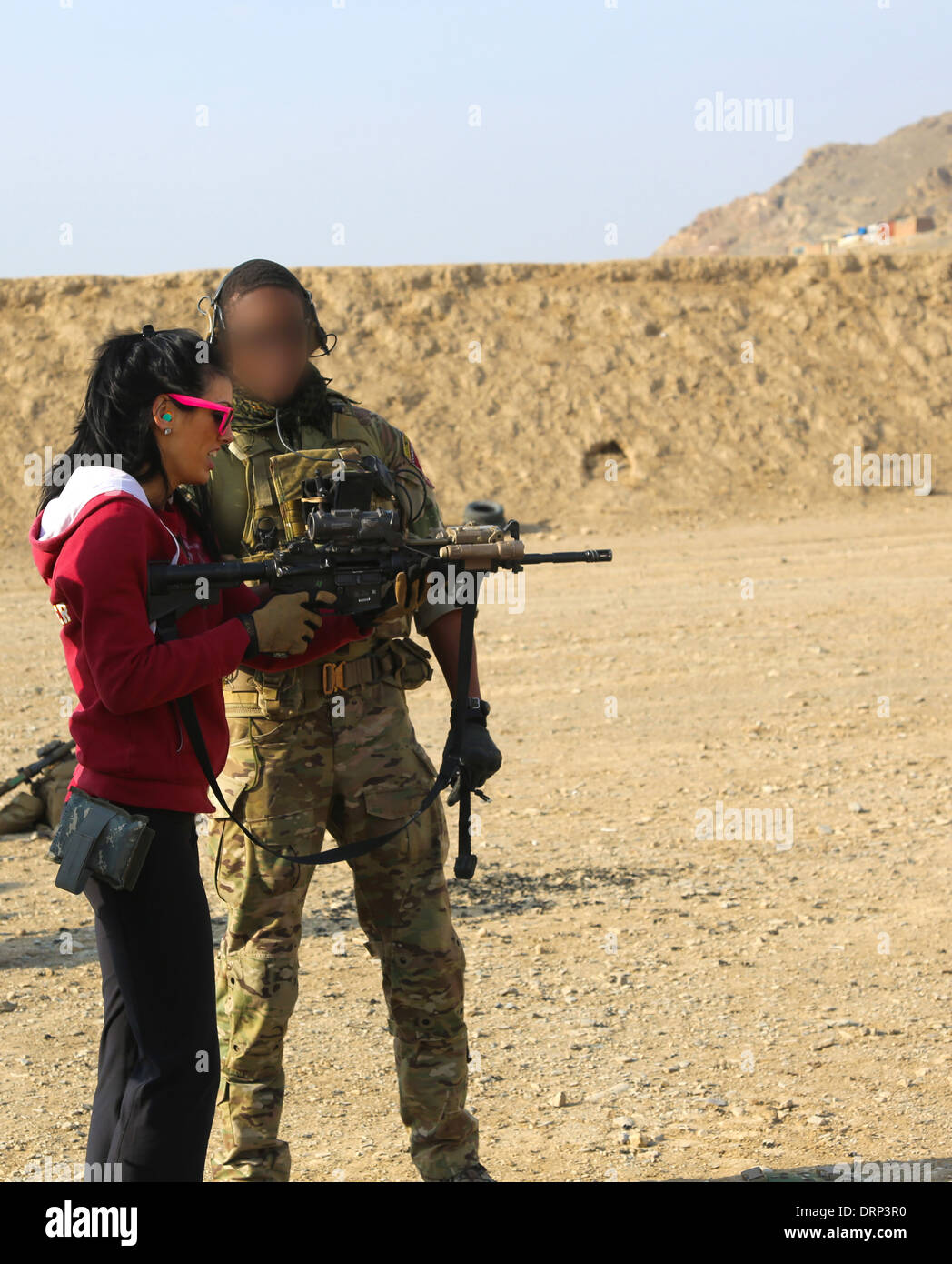 US Army delle forze speciali militari dimostrano vari sistemi di arma a Washington Redskins football team cheerleaders durante un militare di apprezzamento tour 24 gennaio 2014 vicino a Kabul, Afghanistan. Porzioni di immagine sono stati sfumata per motivi di sicurezza da parte dei militari. Foto Stock