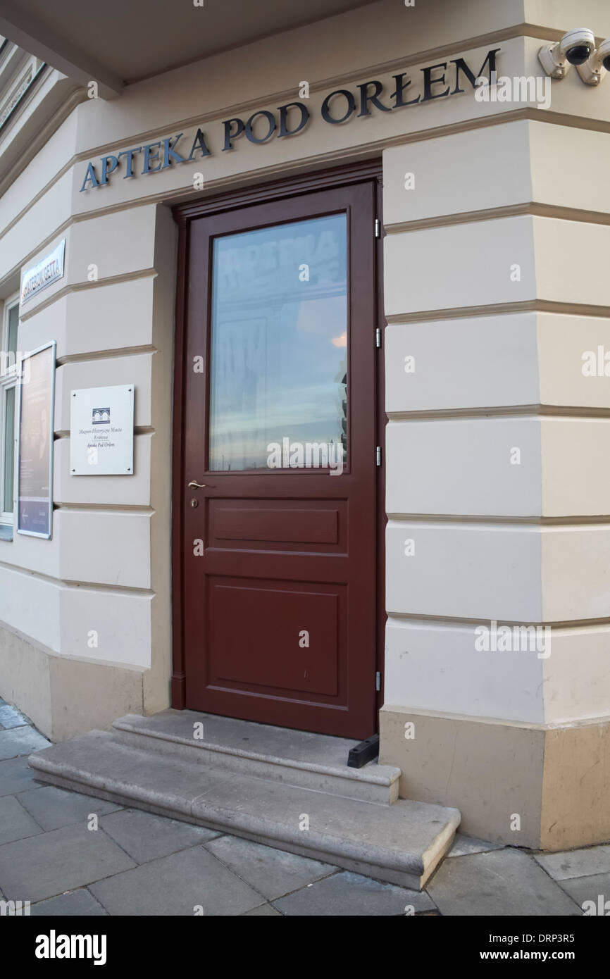 Ingresso al 'sotto l'aquila" farmacia (Apteka Pod Orłem), Cracovia in Polonia. Foto Stock