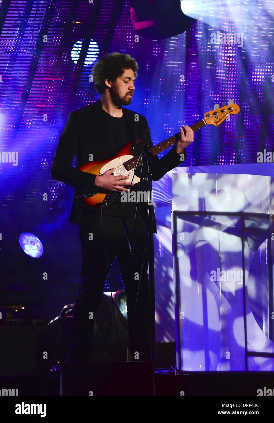 Hollywood, California, USA. 29 gen 2014. Brian Burton con rotte campane sul palco a Jimmy Kimmel Live il mercoledì sera.--------American Indie Band Broken Bells " James Mercer e Brian Burton, giocato Jimmy Kimmel Live su Mercoledì, 29 gennaio 2014, per promuovere il loro nuovo album, ''dopo la discoteca. Credito: David Bro/ZUMAPRESS.com/Alamy Live News Foto Stock