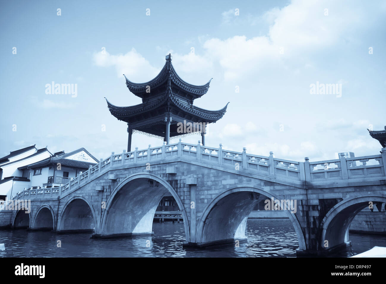 Cinese tradizionale padiglione sul ponte Foto Stock