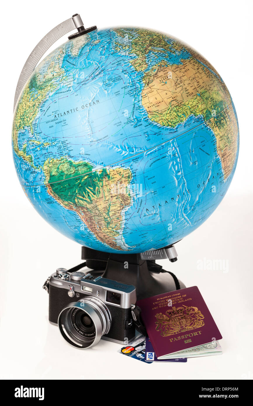 Globo con fuji x100 fotocamera, Regno Unito passaporto e carte di credito e di debito. Concetto di viaggio. Foto Stock