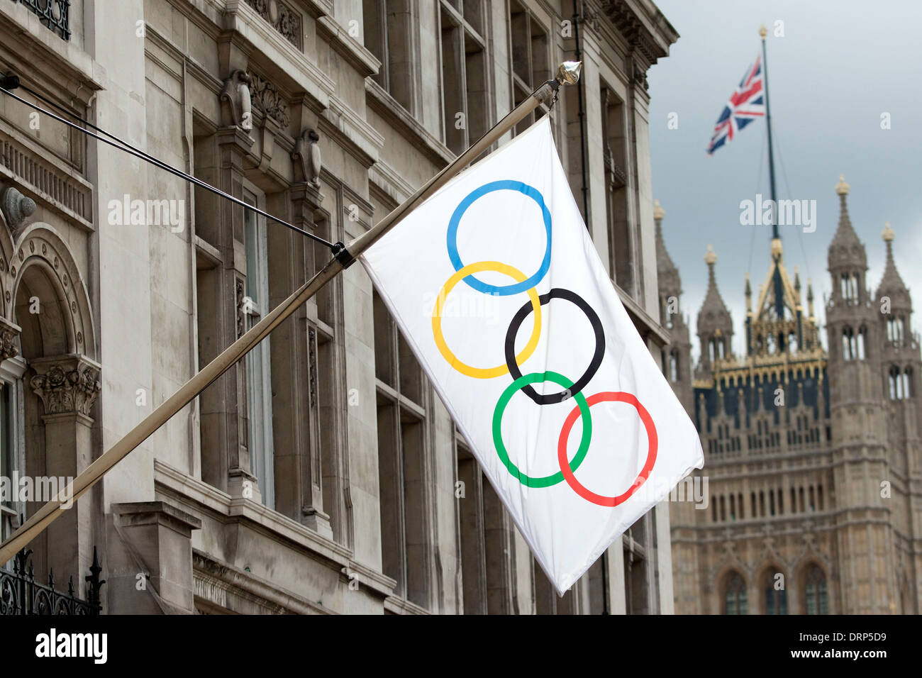 La bandiera olimpica oscilla nel vento Foto Stock