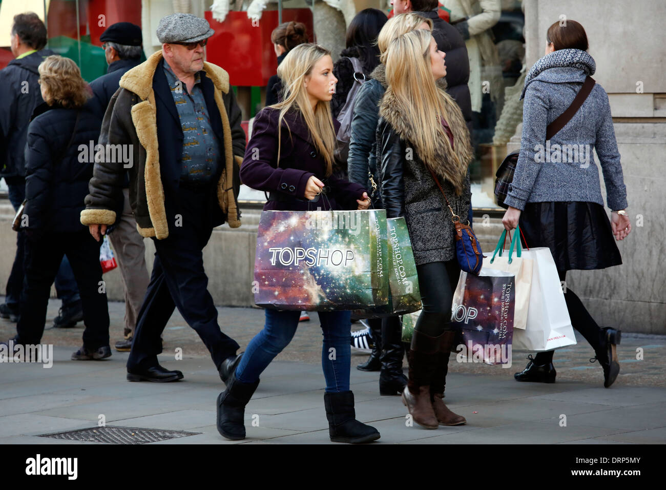 Christmas Shopper sono illustrati al West End di Londra, Gran Bretagna, 30 novembre 2012. Foto Stock