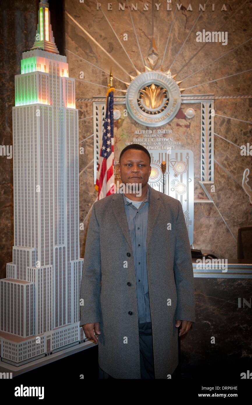 Manhattan, New York, Stati Uniti d'America. 30 gen 2014. NFL Hall of Fame running back BARRY SANDERS illumina il Empire State Building in celebrazione del Super Bowl XLVIII, giovedì, 30 gennaio 2014. Credito: Bryan Smith/ZUMAPRESS.com/Alamy Live News Foto Stock