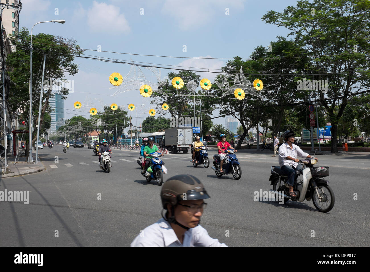 Moto a cavallo lungo Ton Duc Thang Città di Ho Chi Minh Foto Stock