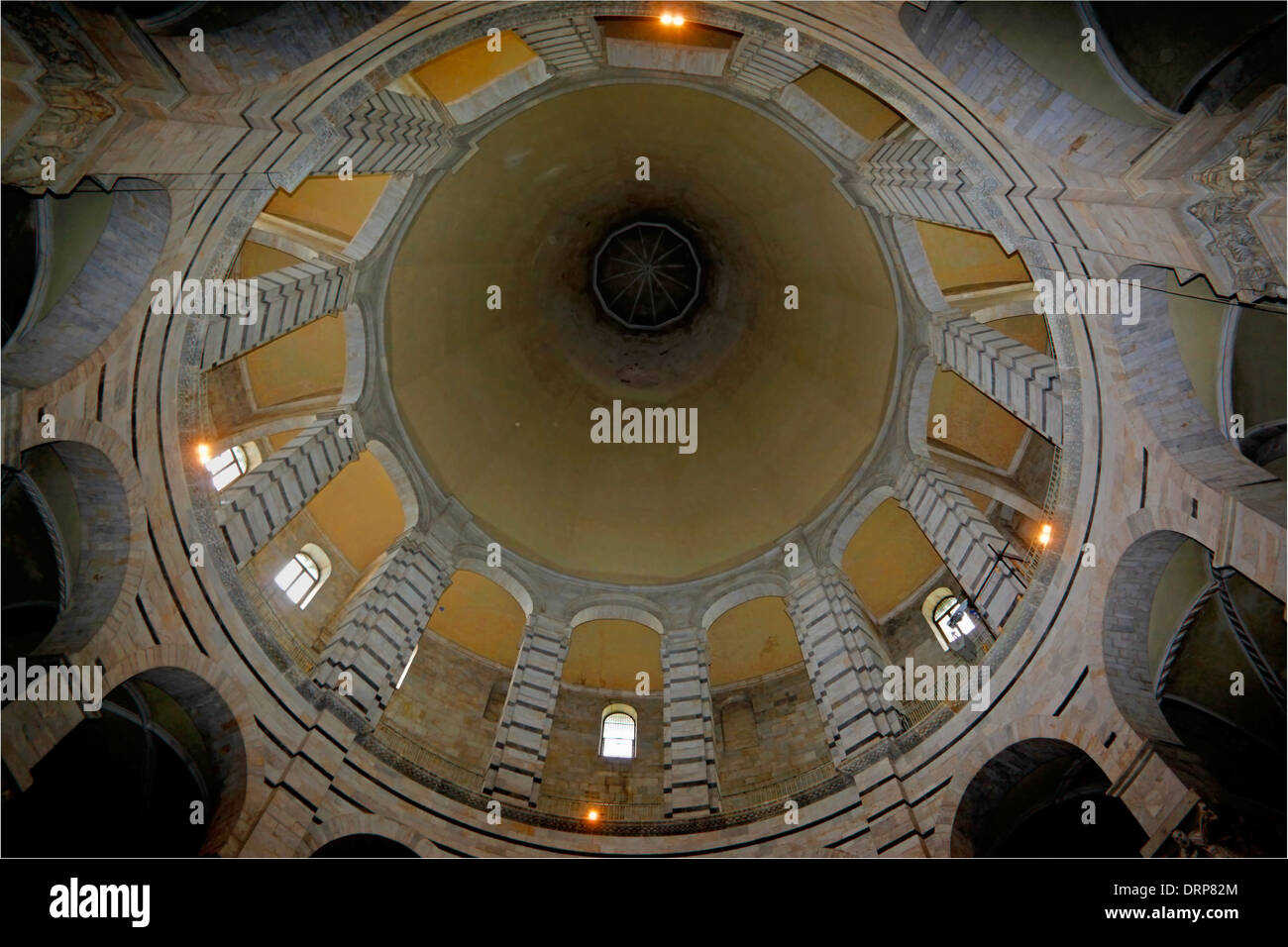 Pisa, vista la span all'interno della cupola del Battistero Foto Stock