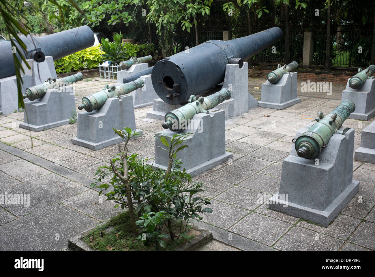 Cannoni presso il Museo di Storia Vietnamita Ho Chi Minh City Foto Stock