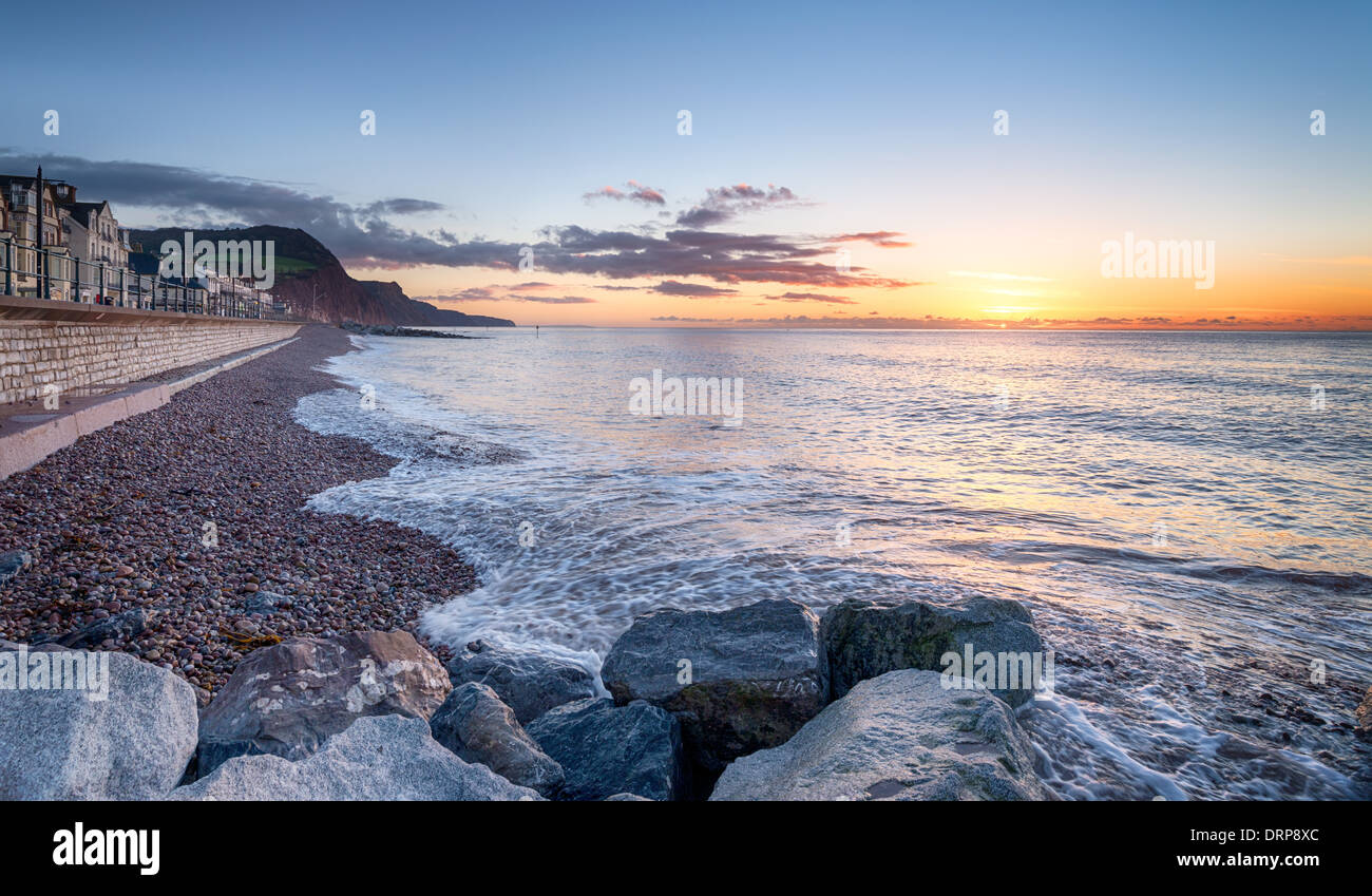 Presto la luce del mattino al lungomare di Sidmouth, una piccola città costiera in South Devon Foto Stock