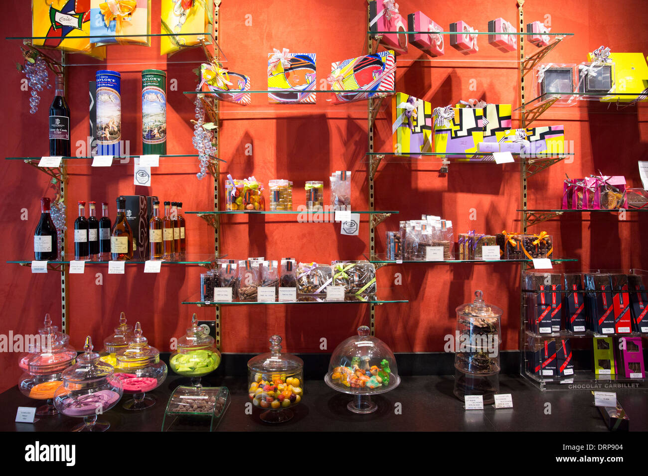 Cioccolato e specialità alimentari e bevande in vendita presso Carbillet in Rue des Forges di Digione in Borgogna Francia Foto Stock