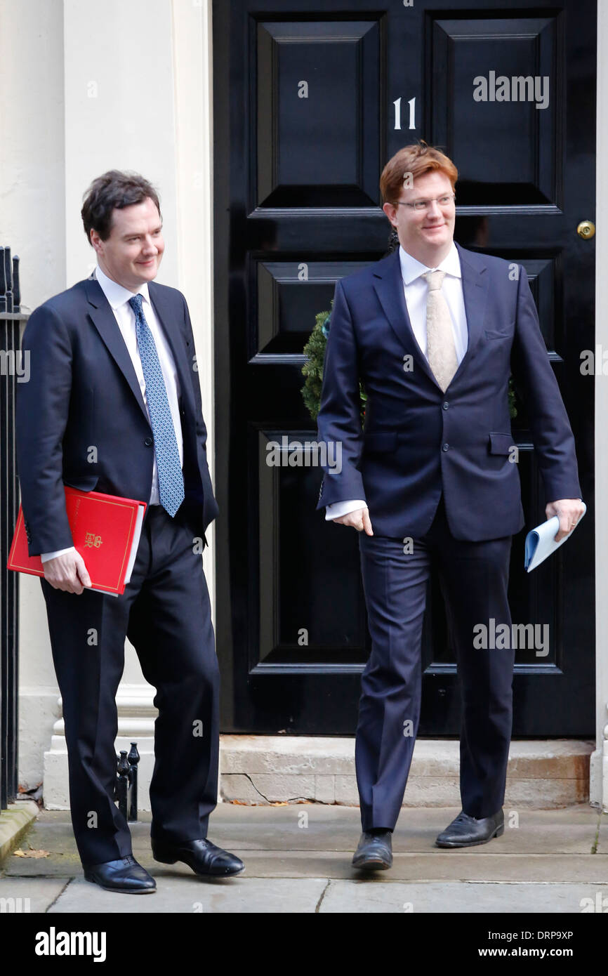 George Osborne, il Cancelliere dello scacchiere (L) e Danny Alexander, il primo segretario al Tesoro Foto Stock