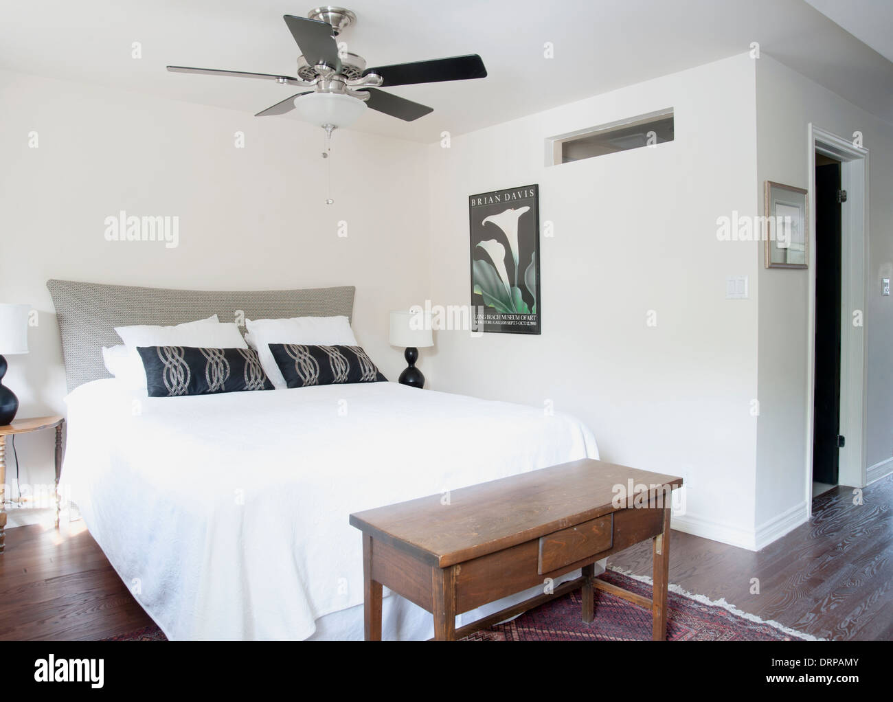 Camera da letto in appartamento moderno appartamento con concetto aperto Foto Stock