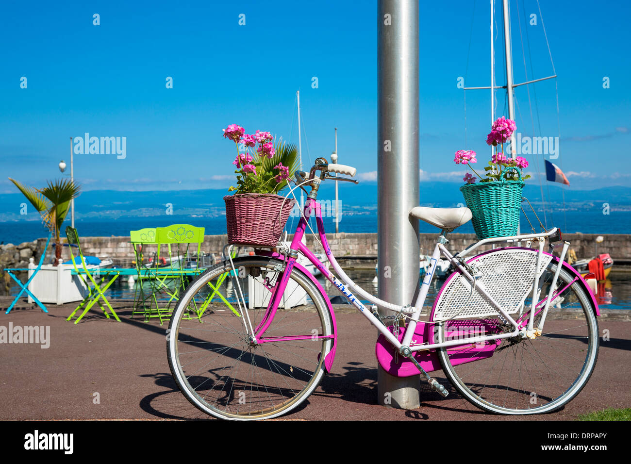 Cafe sul lungolago di Lac Leman, sul Lago di Ginevra, a Evian-les-Bains, Francia Foto Stock