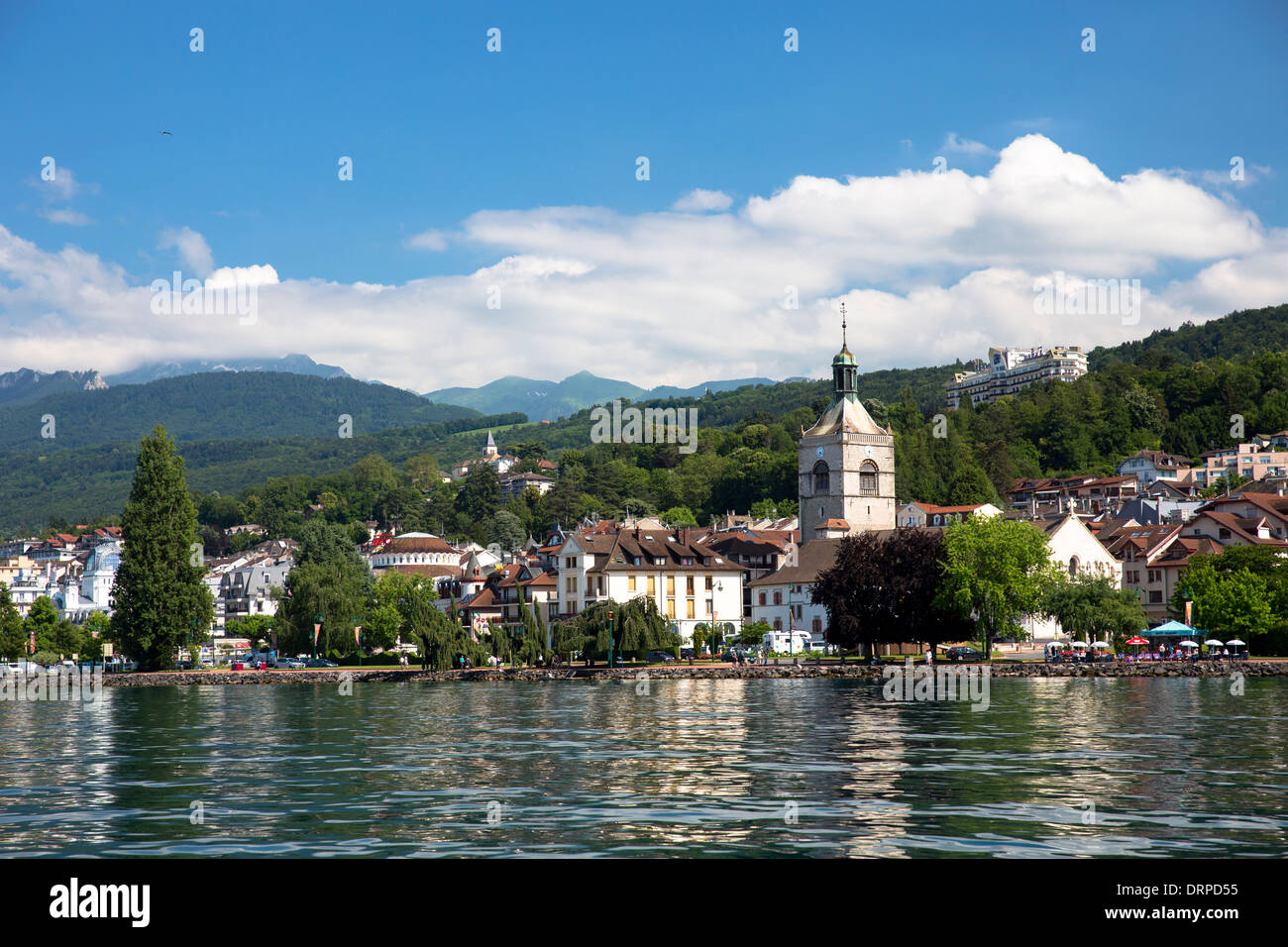 La città e la chiesa di Evian-les-Bains dal Lago di Ginevra, Lac Leman, Francia Foto Stock