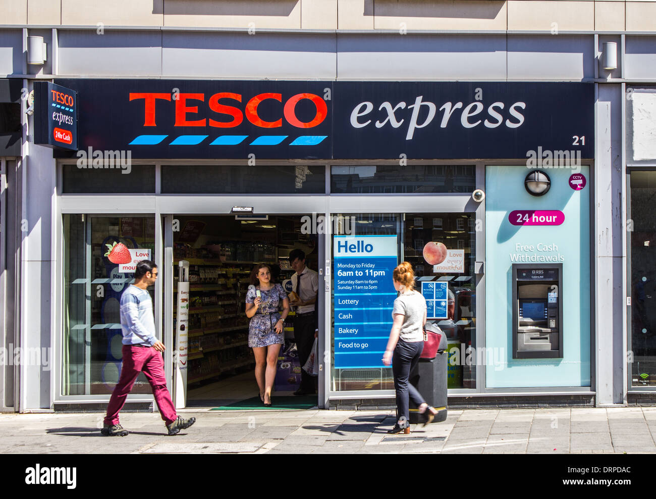 London, Regno Unito - 1 Agosto 2013: Il al di fuori di un supermercato Tesco Express Store con persone di andare il passato e nel negozio Foto Stock