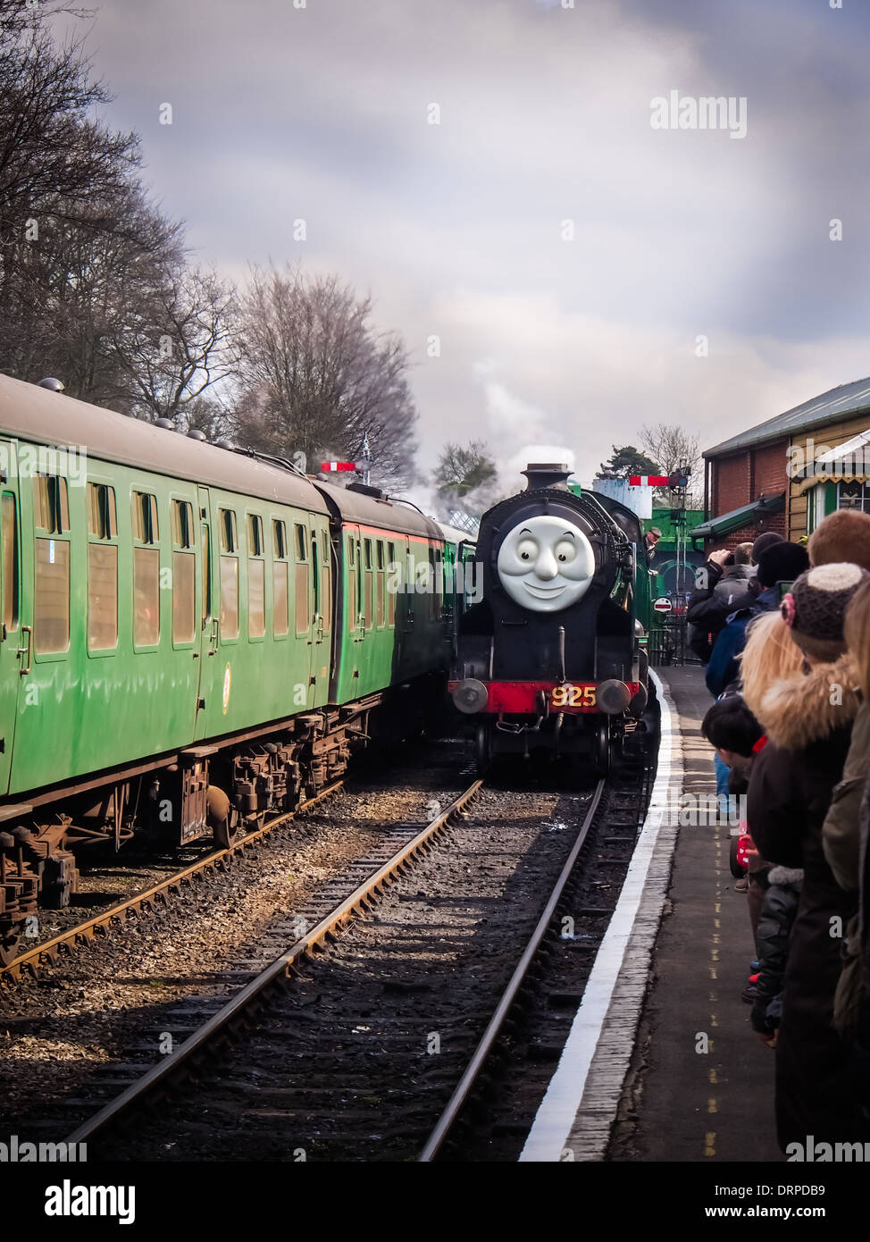 Vecchio British Rail materiale rotabile con numero motore 925 'Cheltenham' con una faccia attaccata durante un 'giorni fuori con Thomas' evento Foto Stock