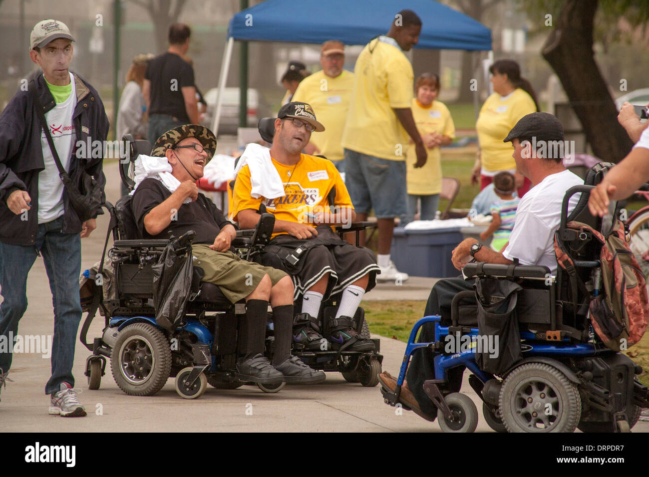 Gli uomini in sedia a rotelle entra a far parte di una raccolta fondi a piedi in Costa Mesa, CA, per il progetto di indipendenza, un gruppo di advocacy per i portatori di handicap. Foto Stock