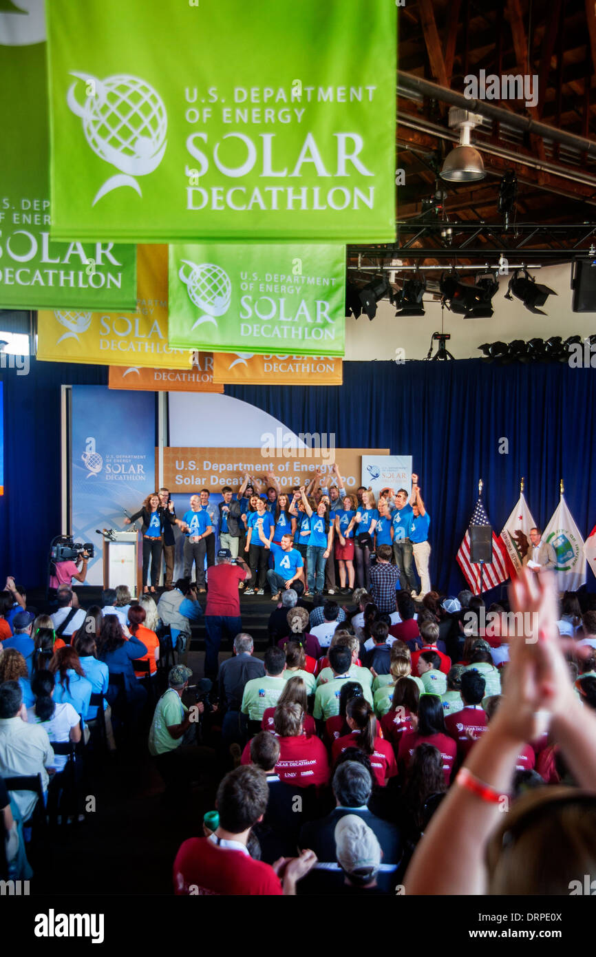 Felici vincitori del Solar Decathlon da Ontario, Canada, sono allietati in Irvine, CA. Foto Stock
