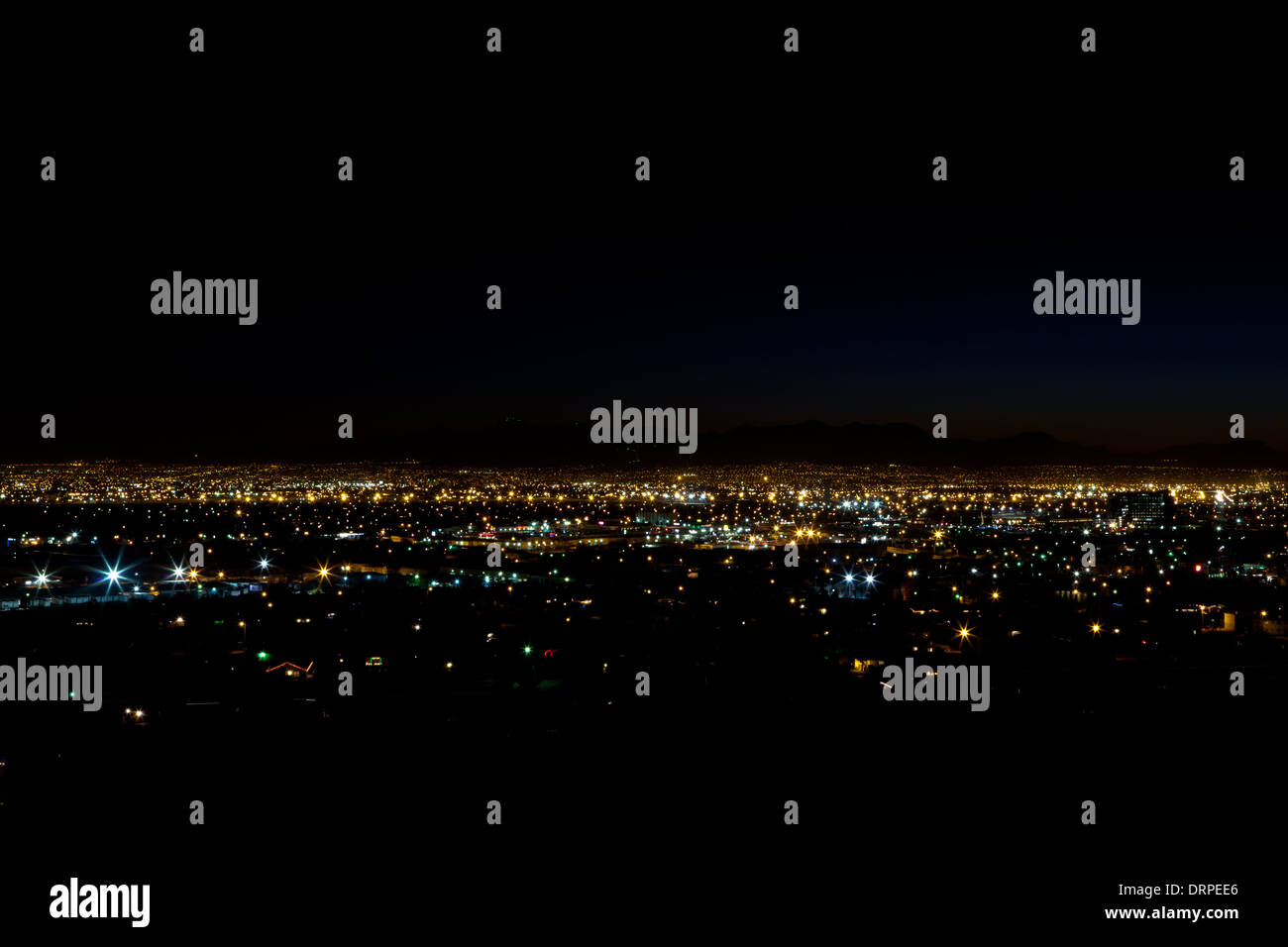 Vista di El Paso, TX e Juarez, Messico dalla parte superiore di un edificio per uffici. Foto Stock