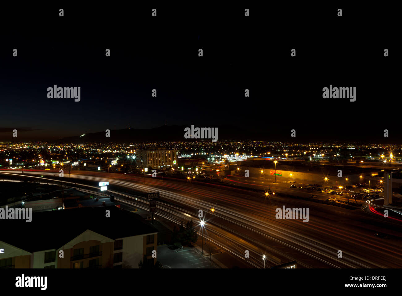 Vista di El Paso, TX dalla parte superiore di un edificio per uffici. La stella in montagna può essere visto a distanza Foto Stock