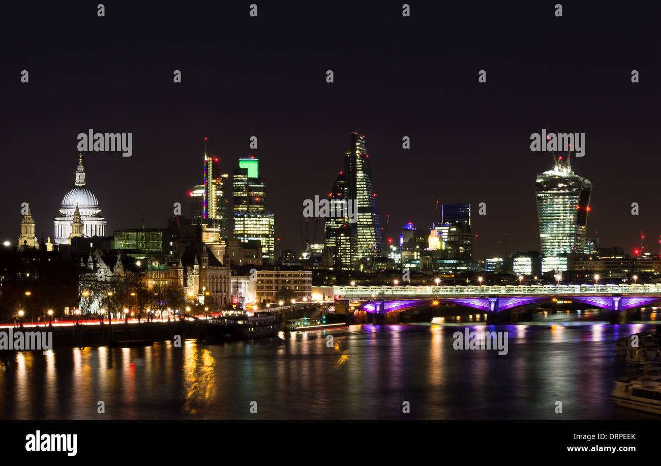 Una vista della città di Londra di notte Foto Stock