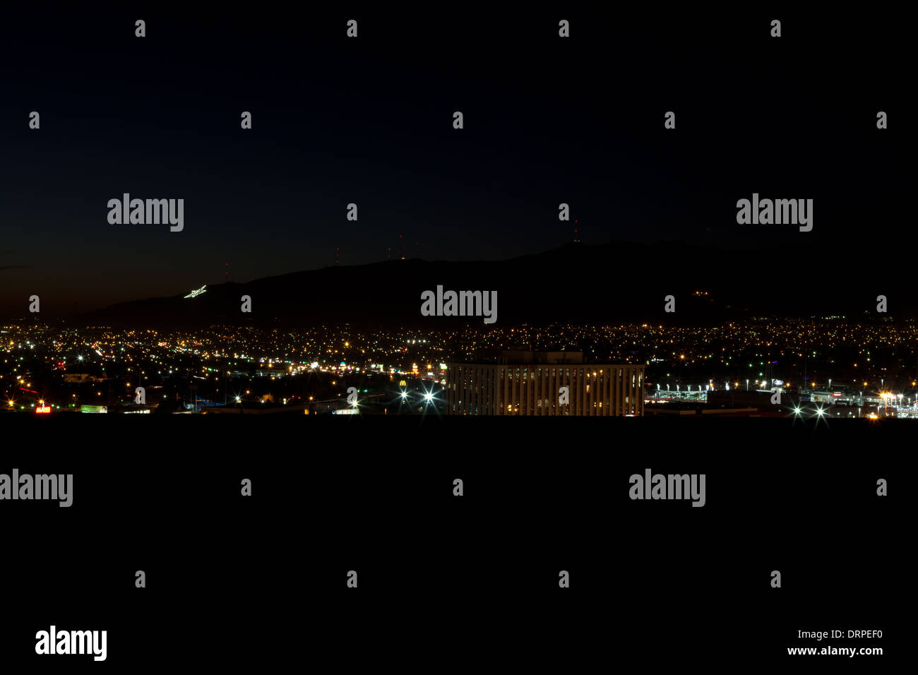 Vista di El Paso, TX dalla parte superiore di un edificio per uffici. La stella in montagna può essere visto Foto Stock